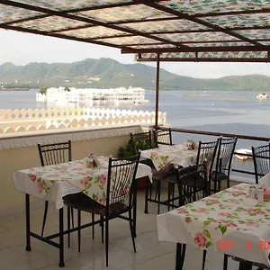 Hotel Raj Niwas